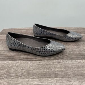 Vionic grey animal print V toe pointed orthopedic loafer. 9